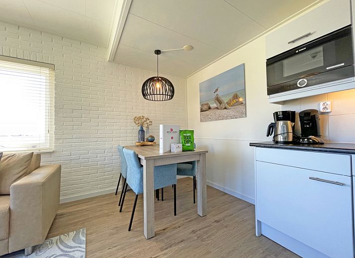 Gezellige zitruimte in Appartement Bos en Duin 30, De Dennen, Texel met moderne inrichting en natuurlijk licht.
