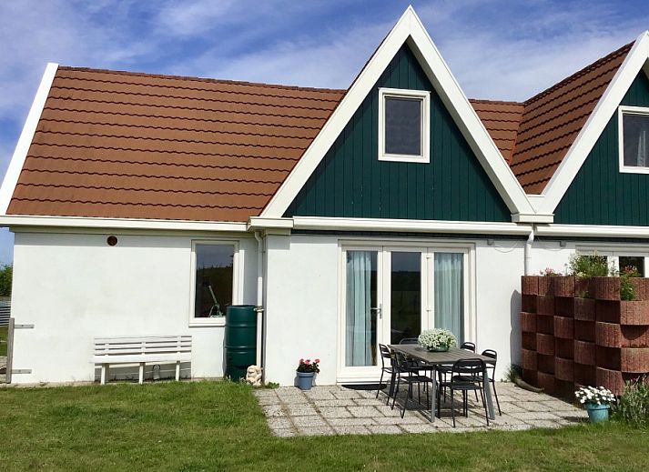 Ferienhaus 6 in De Dennen, Texel, Ferienhaus mit sonniger Terrasse und gruener Umgebung.