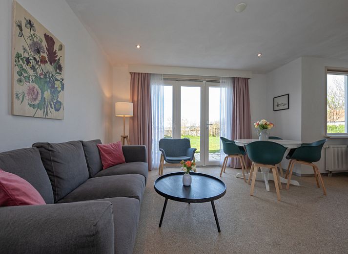 Ferienhaus 6 in De Dennen, Texel, Ferienhaus mit sonniger Terrasse und gruener Umgebung.