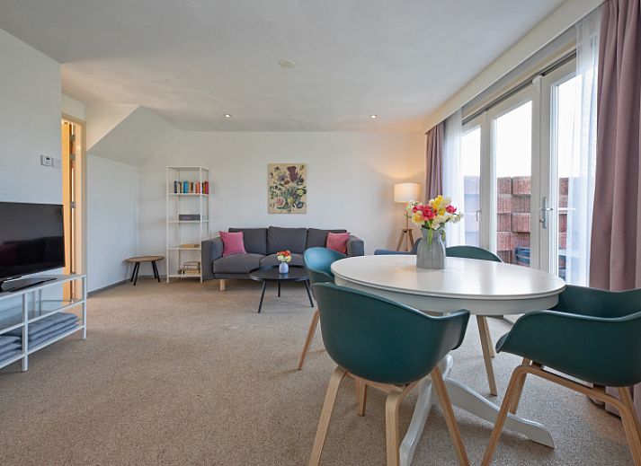 Ferienhaus 6 in De Dennen, Texel, Ferienhaus mit sonniger Terrasse und gruener Umgebung.