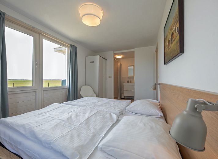 Ferienhaus 6 in De Dennen, Texel, Ferienhaus mit sonniger Terrasse und gruener Umgebung.