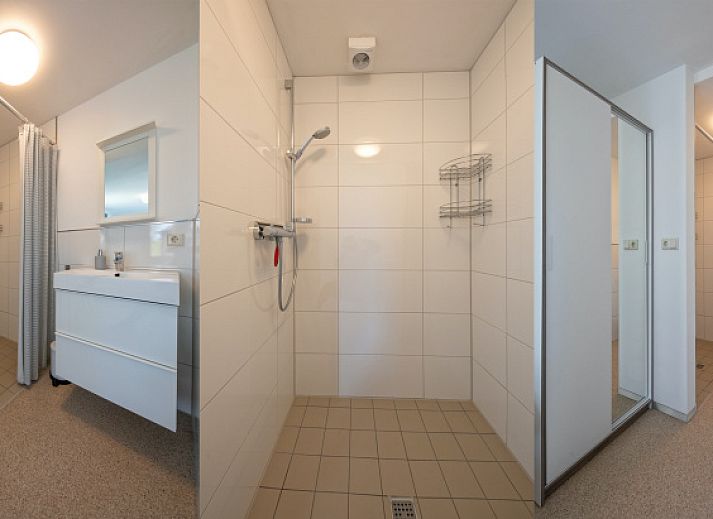 Gemuetliches Wohnzimmer von Cottage 6 in De Dennen, Texel mit Blick auf den Garten.