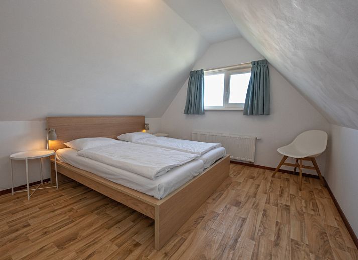 Gemuetliches Wohnzimmer von Cottage 6 in De Dennen, Texel mit Blick auf den Garten.