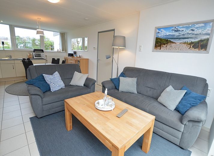 Ferienhaus de Parel 194 in De Dennen, Texel mit sonniger Terrasse und gruener Umgebung.