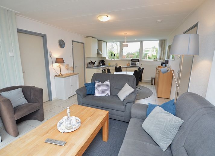 Ferienhaus de Parel 194 in De Dennen, Texel mit sonniger Terrasse und gruener Umgebung.