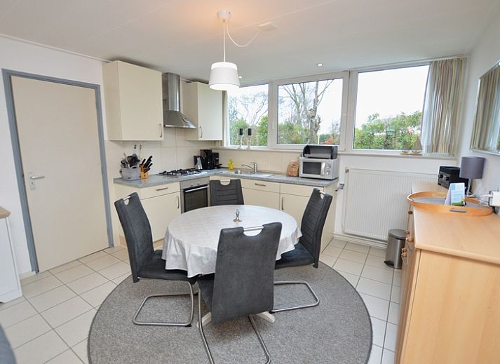 Gemuetliches Wohnzimmer des Ferienhauses de Parel 194 in De Dennen, Texel mit viel Licht.