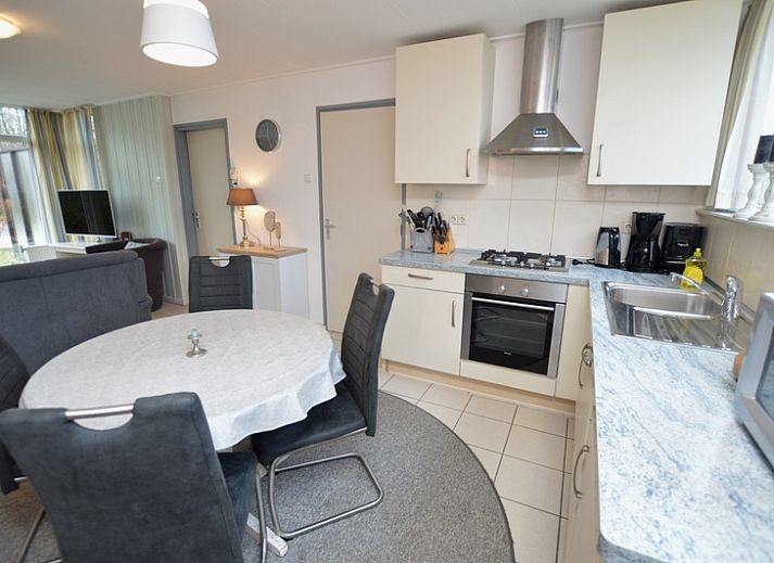 Gemuetliches Wohnzimmer des Ferienhauses de Parel 194 in De Dennen, Texel mit viel Licht.