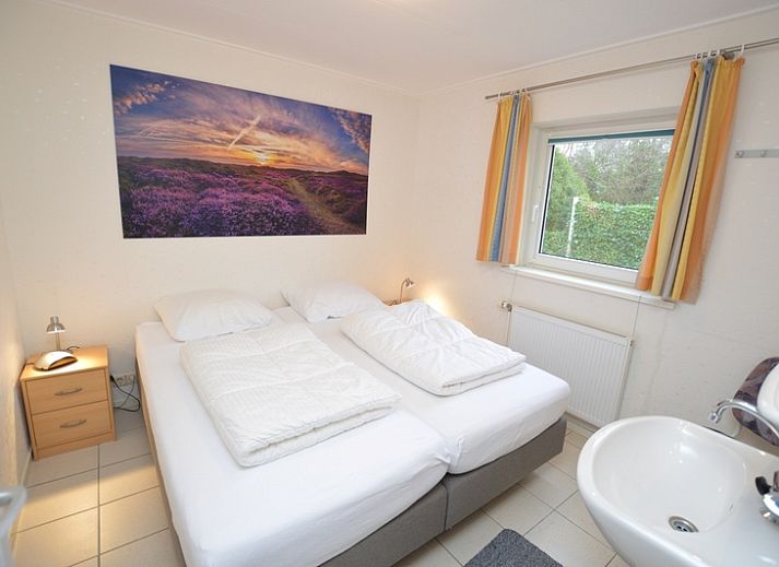 Gemuetliches Wohnzimmer des Ferienhauses de Parel 194 in De Dennen, Texel mit viel Licht.