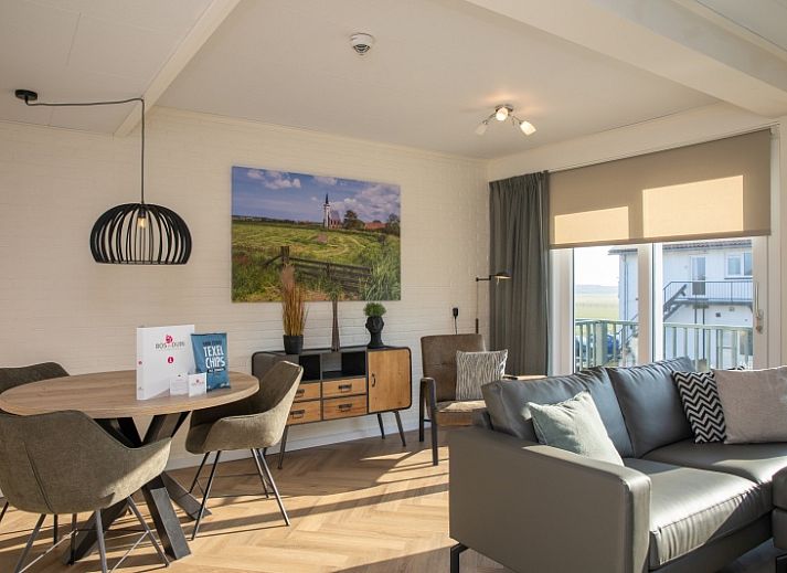 Gezellige woonkamer van Appartement Bos en Duin 28 in De Dennen, Texel, met comfortabel zitgedeelte en uitzicht op de natuur.