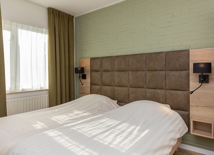 Stijlvolle zithoek in Appartement Bos en Duin 28, De Dennen, Texel, met moderne inrichting en veel natuurlijk licht.