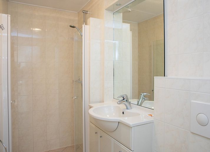 Stijlvolle zithoek in Appartement Bos en Duin 28, De Dennen, Texel, met moderne inrichting en veel natuurlijk licht.