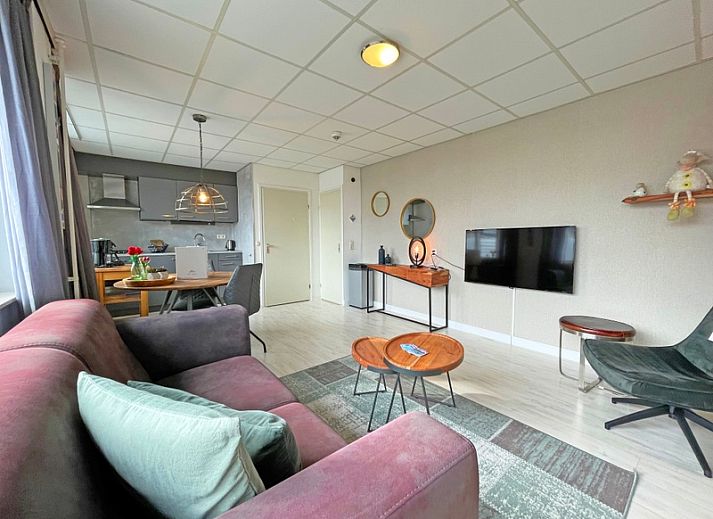 Gemuetliches Wohnzimmer im Appartement Bos en Duin 25, De Dennen, Texel mit Holztreppe und grosser Sitzecke.