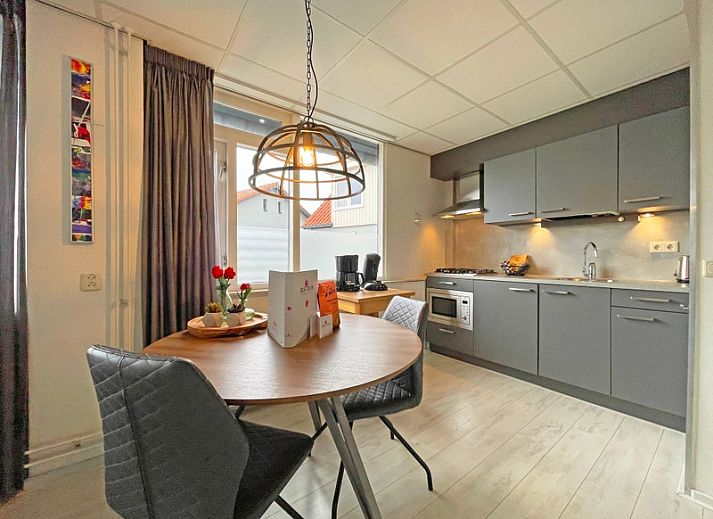 Stilvolles Interieur des Appartements Bos en Duin 25, Texel, mit moderner Einrichtung und viel natuerlichem Licht.