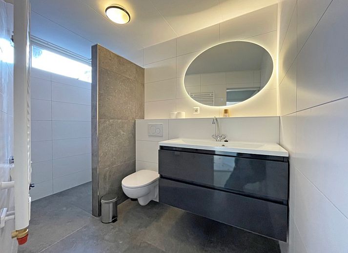 Stilvolles Interieur des Appartements Bos en Duin 25, Texel, mit moderner Einrichtung und viel natuerlichem Licht.