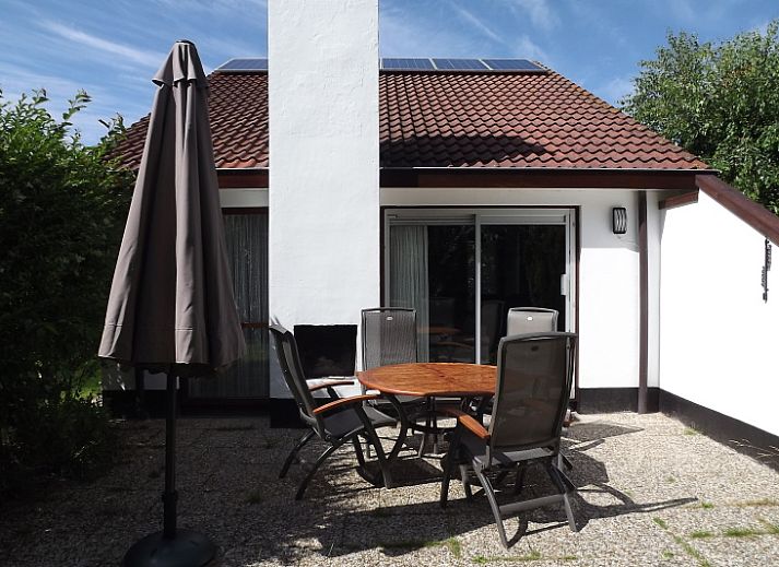 Geniessen Sie die sonnige Terrasse des Ferienhauses Gortersmient 246 in De Dennen, Texel. Perfekt fuer entspannte Mahlzeiten im Freien.