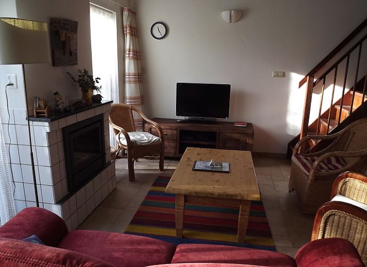 Geniessen Sie die sonnige Terrasse des Ferienhauses Gortersmient 246 in De Dennen, Texel. Perfekt fuer entspannte Mahlzeiten im Freien.