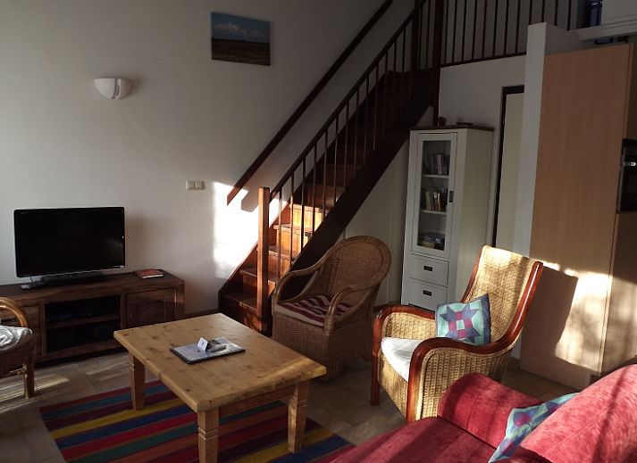 Geniessen Sie die sonnige Terrasse des Ferienhauses Gortersmient 246 in De Dennen, Texel. Perfekt fuer entspannte Mahlzeiten im Freien.