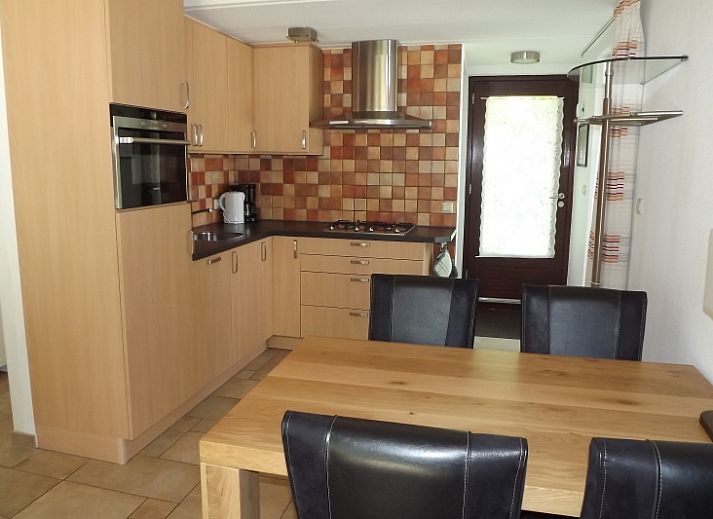 Geraeumige Terrasse mit Sitzgelegenheit im Ferienhaus Gortersmient 246, gelegen in der schoenen Landschaft von De Dennen, Texel.