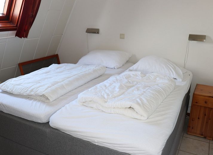 Geraeumige Terrasse mit Sitzgelegenheit im Ferienhaus Gortersmient 246, gelegen in der schoenen Landschaft von De Dennen, Texel.