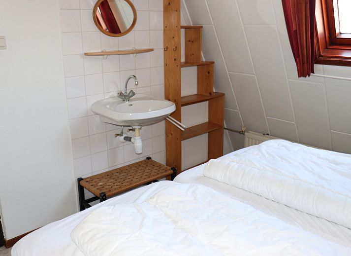 Geraeumige Terrasse mit Sitzgelegenheit im Ferienhaus Gortersmient 246, gelegen in der schoenen Landschaft von De Dennen, Texel.