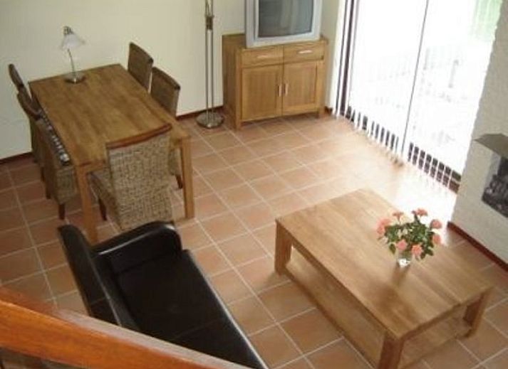 Gemuetliche Terrasse am Ferienhaus Gortersmient 338 in De Dennen, Texel, mit bequemen Stuehlen zum Entspannen.