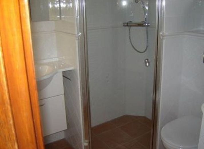 Gemuetliche Terrasse am Ferienhaus Gortersmient 338 in De Dennen, Texel, mit bequemen Stuehlen zum Entspannen.