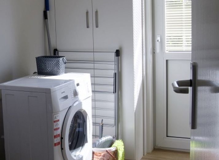 Lichte woonkamer met toegang tot tuin in Bungalowpark 't Hoogelandt, De Dennen, Texel.