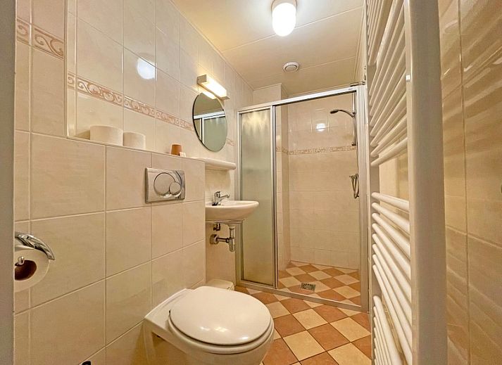 Helles und geraeumiges Wohnzimmer von Appartement Bos en Duin 31, modern eingerichtetes Ferienhaus in De Dennen, Texel.