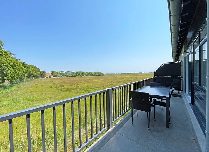 Helles und geraeumiges Wohnzimmer von Appartement Bos en Duin 31, modern eingerichtetes Ferienhaus in De Dennen, Texel.