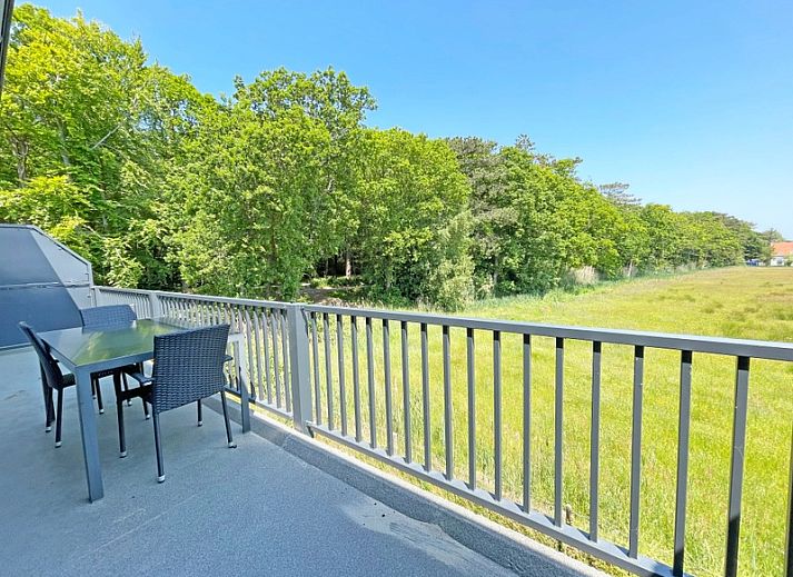 Offene Kueche und Essbereich im Apartment Bos en Duin 31, Texel, Watteninseln mit gemuetlicher Sitzecke.