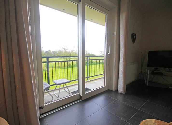 Stijlvolle zithoek in Appartement Bos en Duin 42, Texel met moderne meubels en sfeervolle decoraties.