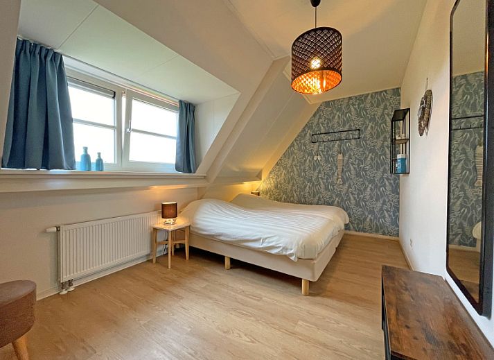 Stijlvolle zithoek in Appartement Bos en Duin 42, Texel met moderne meubels en sfeervolle decoraties.