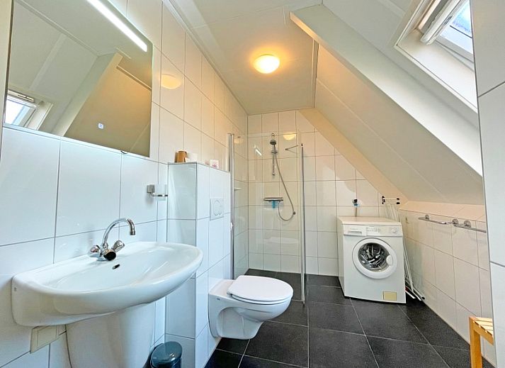 Stijlvolle zithoek in Appartement Bos en Duin 42, Texel met moderne meubels en sfeervolle decoraties.