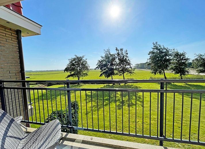 Stijlvolle zithoek in Appartement Bos en Duin 42, Texel met moderne meubels en sfeervolle decoraties.