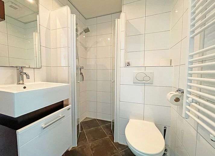 Stijlvolle zitruimte in Appartement Bos en Duin 17, De Dennen, Texel met modern interieur.