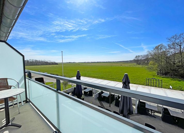 Stijlvolle zitruimte in Appartement Bos en Duin 17, De Dennen, Texel met modern interieur.