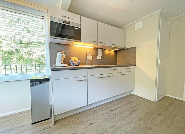 Spacious sitting area in Apartment Bos en Duin 22, De Dennen, Texel overlooking the green surroundings.