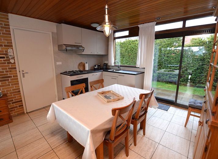 Cozy living room in Holiday home de Parel 258, Texel, overlooking the garden.