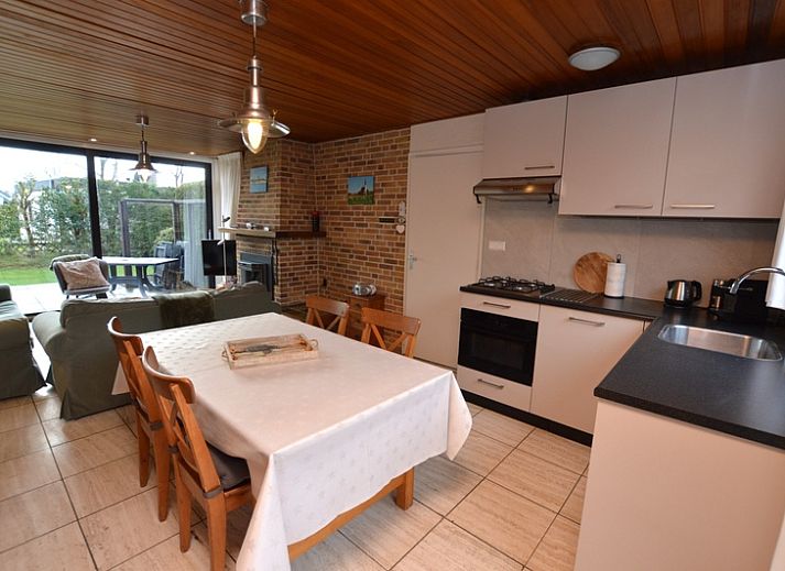 Cozy living room in Holiday home de Parel 258, Texel, overlooking the garden.