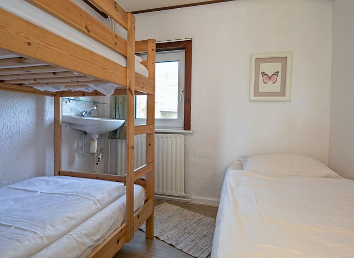 Gemuetliches Wohnzimmer des Ferienhauses Swalefie in De Dennen, Texel mit Blick auf die Natur.