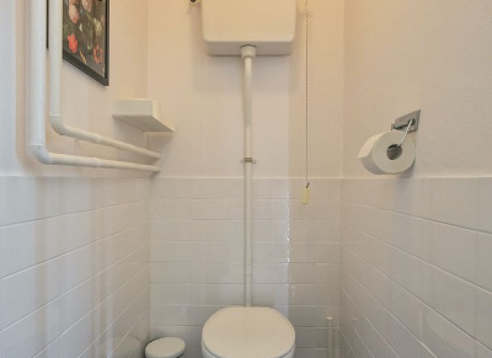 Gemuetliches Wohnzimmer des Ferienhauses Swalefie in De Dennen, Texel mit Blick auf die Natur.