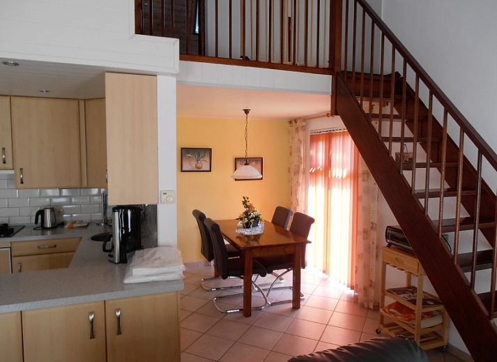 Geraeumiger Garten des Ferienhauses Gortersmient 298, De Dennen, Texel mit Rasen und Schuppen.