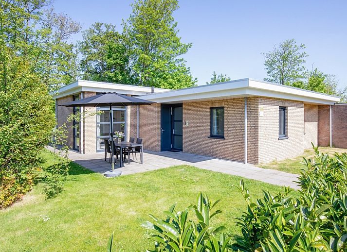 Bungalowpark Verste Coogh - Hermelijn in De Dennen, Texel mit sonniger Terrasse und gruener Umgebung.