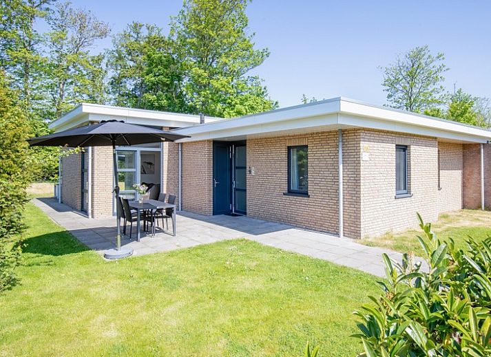 Bungalowpark Verste Coogh - Hermelijn in De Dennen, Texel mit sonniger Terrasse und gruener Umgebung.