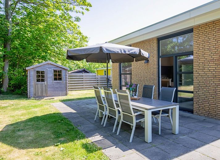 Bungalowpark Verste Coogh - Hermelijn in De Dennen, Texel mit sonniger Terrasse und gruener Umgebung.