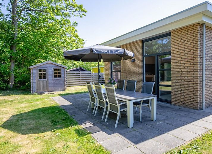 Ferienhaus Bungalowpark Verste Coogh - Hermelijn auf Texel mit Terrasse und Garten in De Dennen.