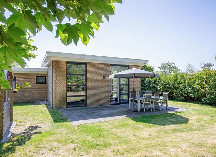 Ferienhaus Bungalowpark Verste Coogh - Hermelijn auf Texel mit Terrasse und Garten in De Dennen.