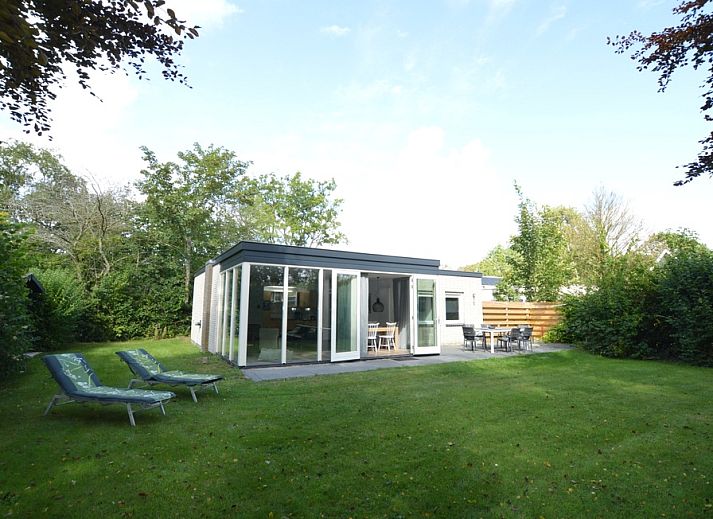 Vacation home Tempelierweg 16 - de Brunaire in De Dennen, Texel with spacious garden and deck chairs.