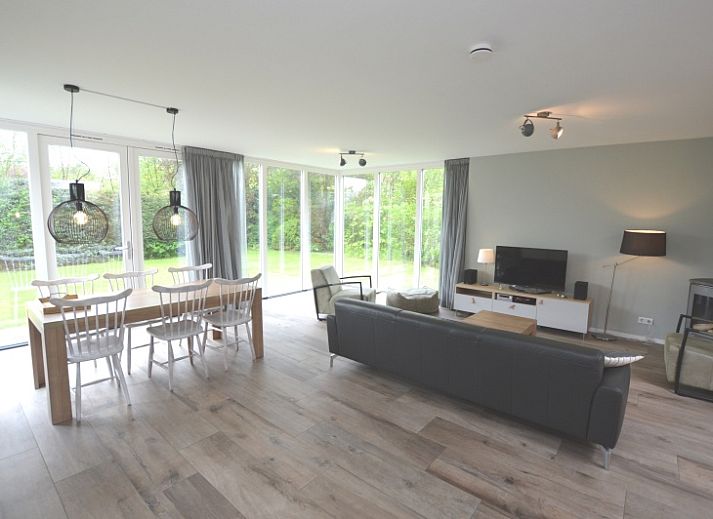 Vacation home Tempelierweg 16 - de Brunaire in De Dennen, Texel with spacious garden and deck chairs.