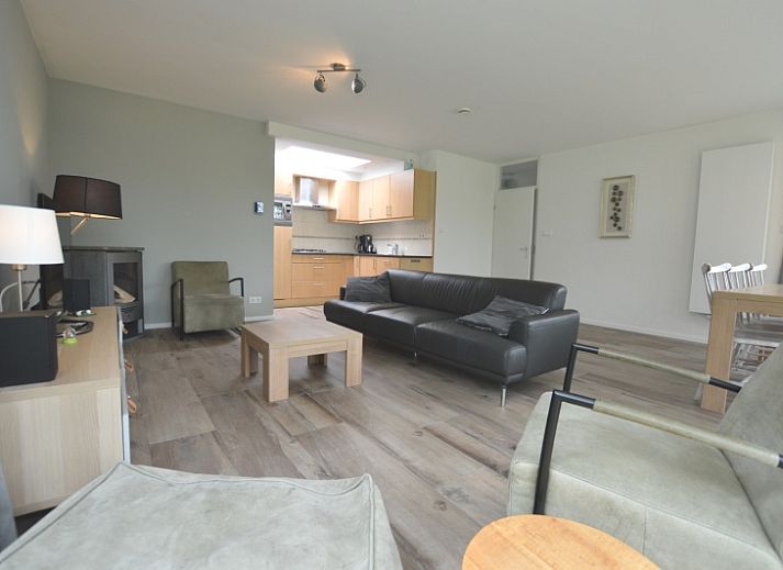 Vacation home Tempelierweg 16 - de Brunaire in De Dennen, Texel with spacious garden and deck chairs.